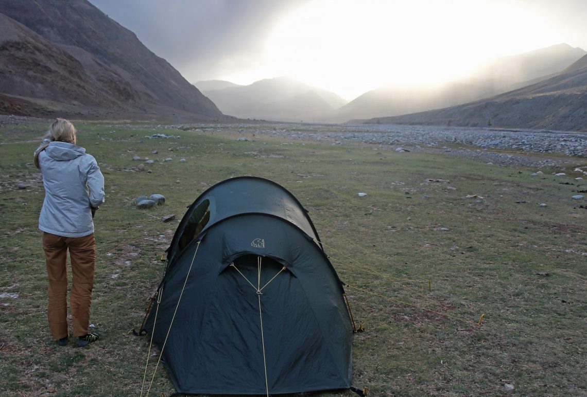 Franziska Bär beim Trekking durch die Mongolei neben ihrem Zelt