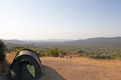 Im Waschlowani Nationalpark in Georgien genießt Franziska den Ausblick vor dem Zelt
