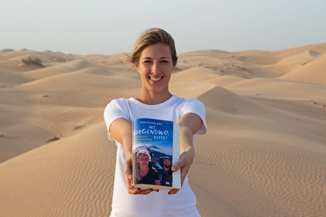 Franziska mit Ins Nirgendwo bitte Buch im Oman auf Düne