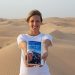 Franziska mit Ins Nirgendwo bitte Buch im Oman auf Düne